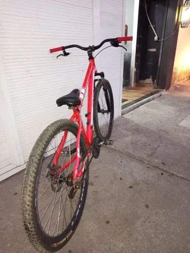 Bike vermelho em ótimo estado pronta para suas aventuras ideia para crias e troco no Pc GG