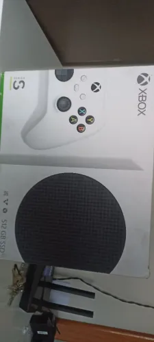 Xbox série s vendendo com caixa, carregador de pilha e manete
