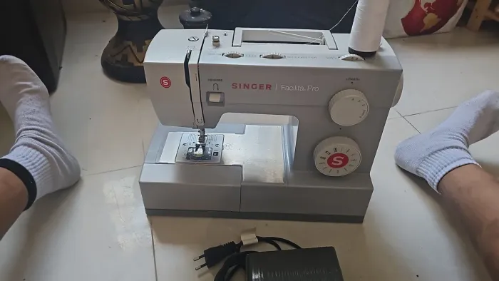 Máquina singer seminova modelo 4411