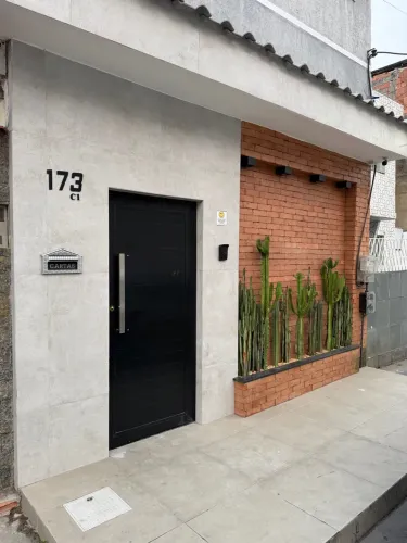 Casa totalmente independente na vila São Luís , Duque de Caxias, RJ.