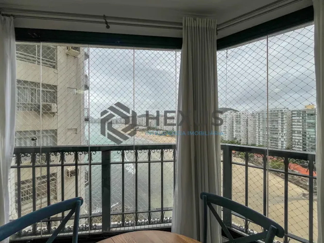 Apartamento frente mar com varanda e vista mar na Praia das Pitangueiras, Guaruja