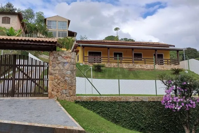 Casa de condominio com 3 Dormitórios para alugar, 183m² por R$7.800/mês - Vila Helena - At