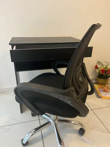 Escrivaninha e cadeira