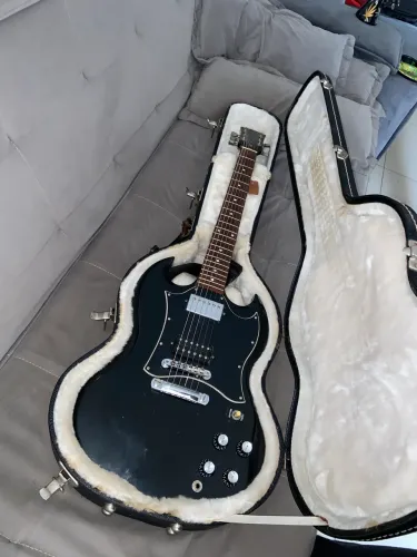 Gibson SG - Clássica, Potente e Pronta para ser tocada