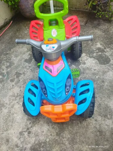 Quadriciclo infantil passeio pedal