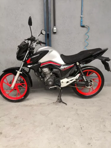 Moto revisada, em perfeitas condições (toda original) não possui sinistros não é de leilao