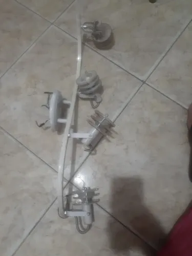 Trilho para iluminação com múltiplos spots.