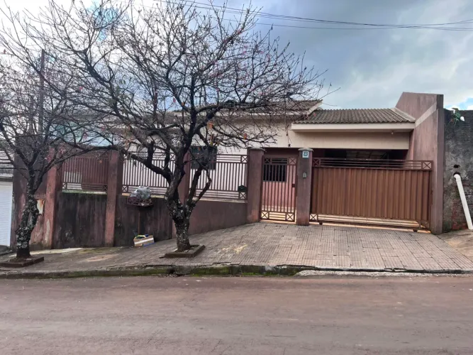 Casa com piscina a venda, localizada na Avenida Maranhão, próximo ao INSS