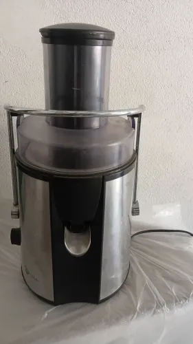 Espremedor de frutas bem conservado.