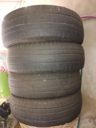 Vendo jogo de pneus 185/65 aro 15 Pirelli P400
