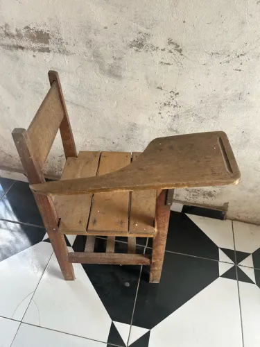Cadeira escolar de madeira - Vendo carteiras 
