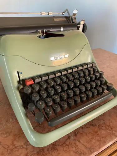 Máquina de Escrever Olivetti Lexikon 80 Italiana Vintage