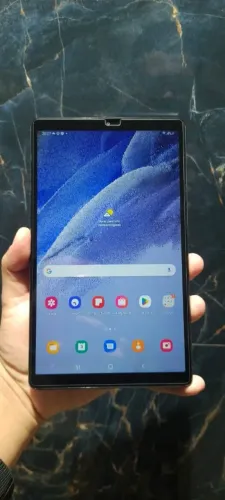 tablet Samsung Galaxy Tab A7 Lite na cor cinza escuro.