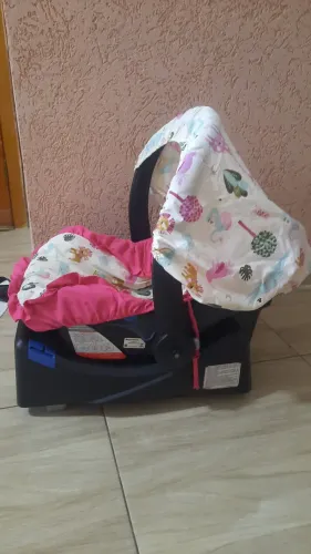 Vendo bebe conforto Burigoto 0 a 10 completo com 1 forro extra e com a Base!Otimo estado