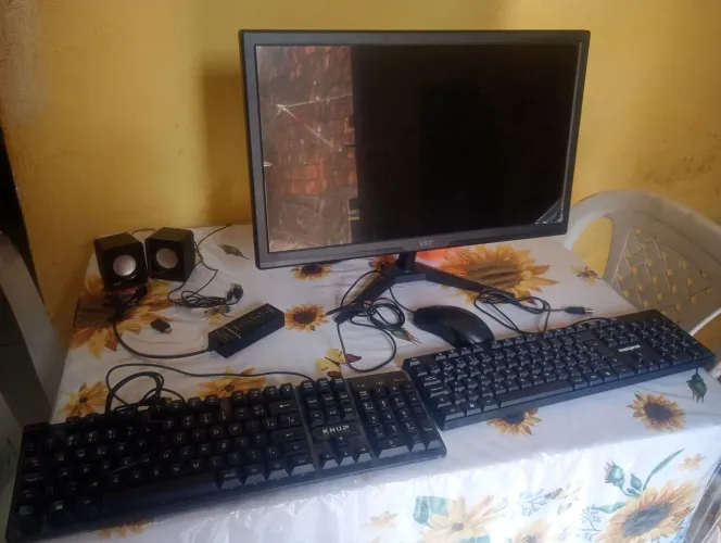 Kit computador, teclado, mouse, caixa de som e conectores