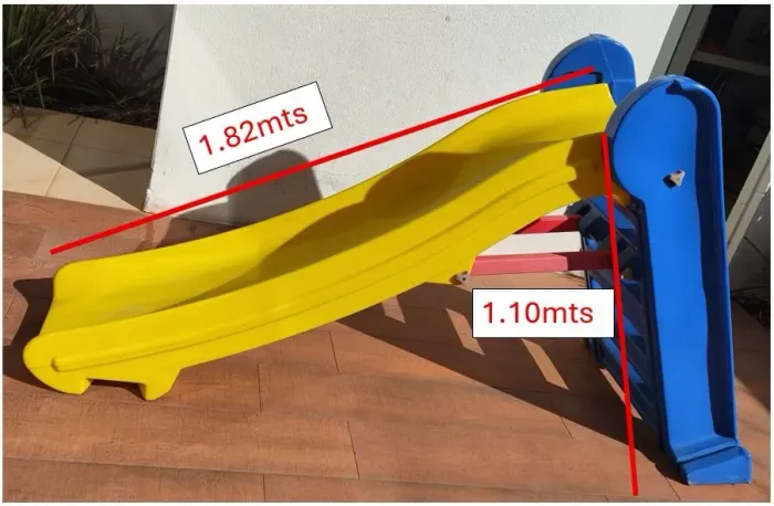 Escorregador de Plástico resistente e bem acabado - 1.10mts x 1.82mts