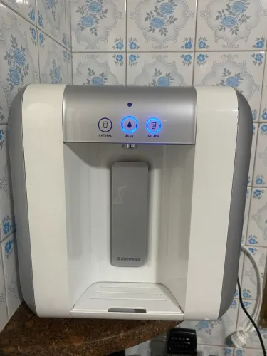 Vende-se bebedouro Electrolux tensão 110v, filtro novo