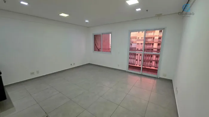 Alugo Sala Comercial Dividida, com Pia, Banheiro e Sacada, 41 metros de área útil, no Fusi