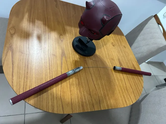 Demolidor Capacete Elmo com Bastões