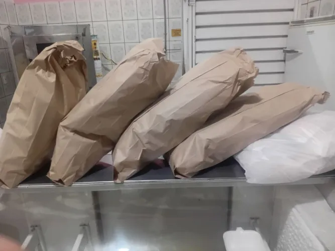 Entrega pra obra café pão com mortadela ou margarina café leite 6.30 por pessoa