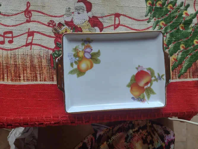 Bandeja de porcelana pintada a mão. Medida 20 cm por 10cm muito bonit com marcas do tempo