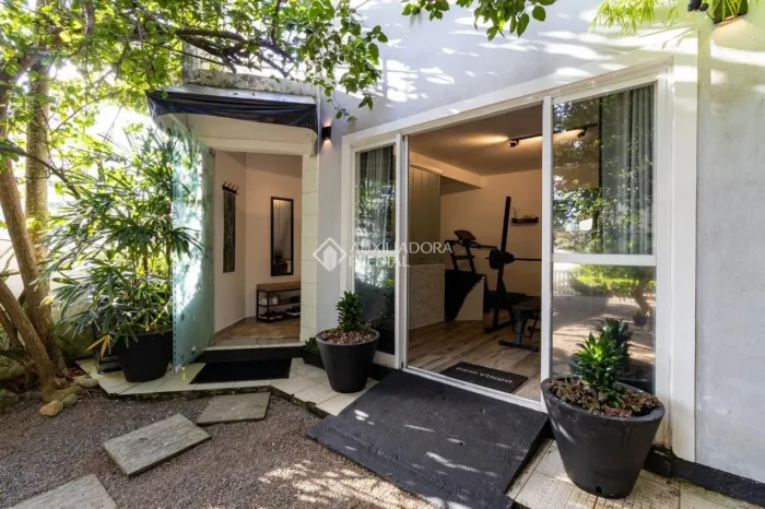Casa mobiliada com 4 dormitórios e amplo quintal na Agronômica