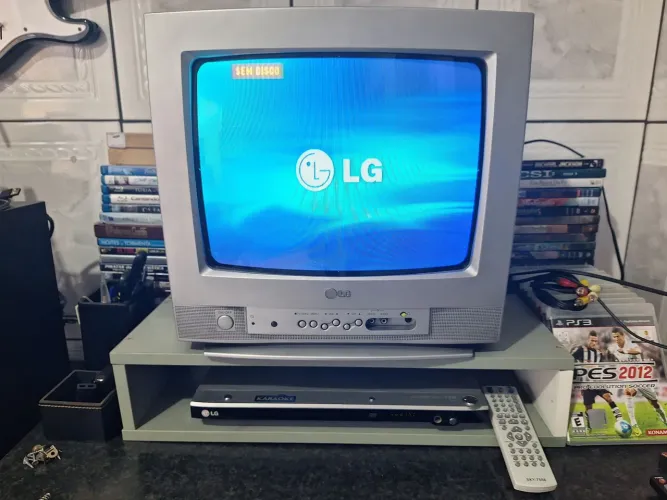 TV de tubo LG + DVD player com controle remoto paralelo