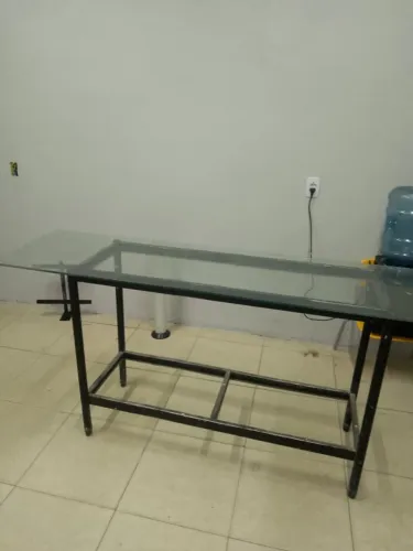 Mesa de alumínio e vidro 