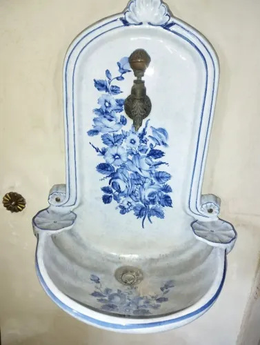 Lavatório Antigo de Parede em Faiança Azul e Branca Floral + torneira trabalhada