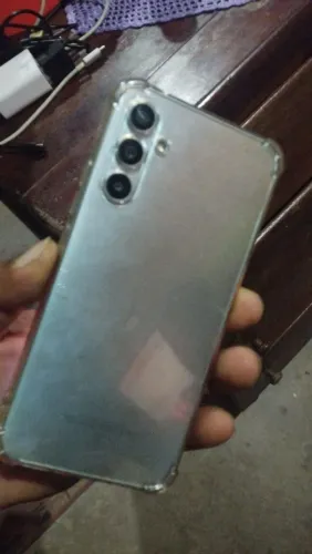 Vendo um celular Galaxy A05 128 5g estado hostimo 