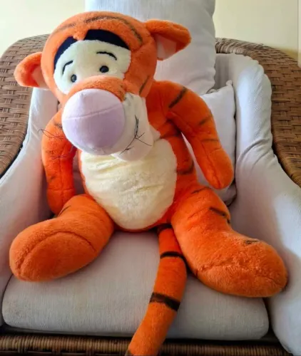 PELÚCIA GIGANTE TIGRÃO - TURMA DO URSINHO POOH (?60 cm)