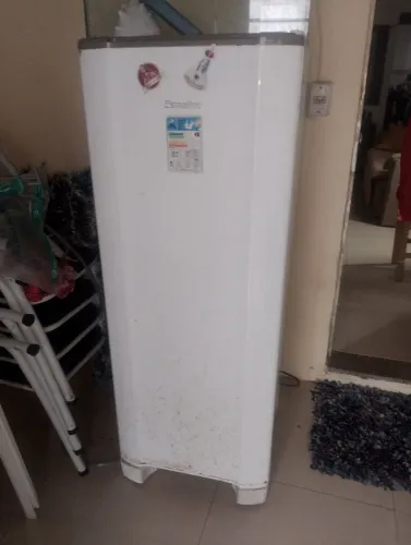 Geladeira esmalte com um pequeno furo no congelador 