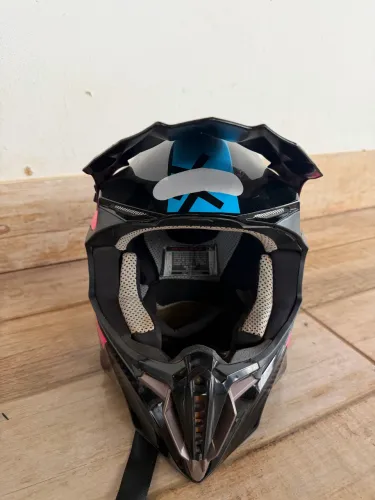 Capacete em bom estado de trilha