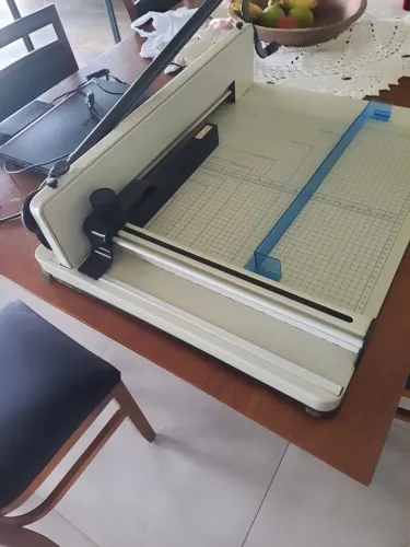 Vendo Gilhotina Semi-Automatica Tamanho A3 Grande Corta até 300 folhas