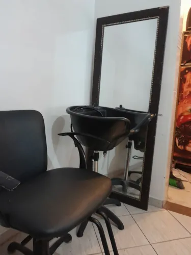 Cadeira ,, lavatório + espelho grande R$ 1.000 reais... kit salão