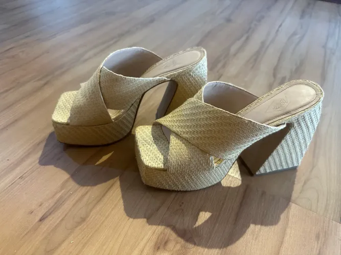 Tamanco Plataforma Bege em Palha - Estiloso e Confortável 