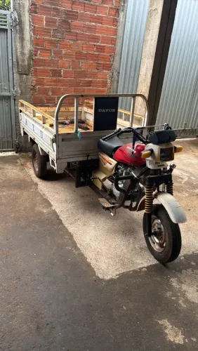 Moto com carroceria 