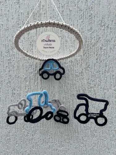 Móbile de menino veículos personalizados em tricotin