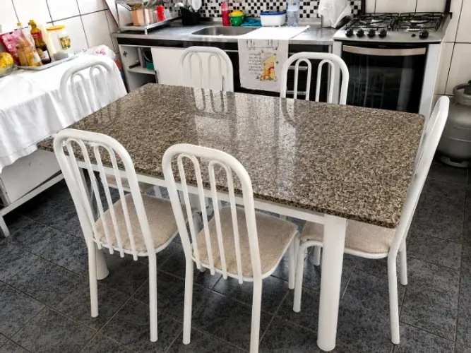 Mesa de Jantar 6 Lugares com Tampo em Granito/Mármore - Estrutura Branca - Semi novo