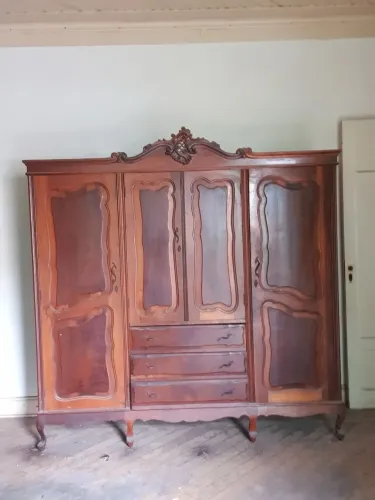 Móveis estilo colonial em madeira