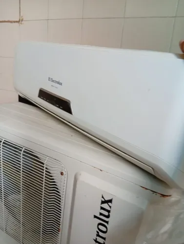 Ar-Condicionado Split Hi Wall Electrolux 9000 BTUs Controle Remoto Frio TI09F