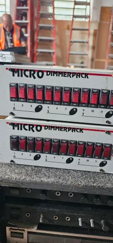 Equipamento áudio e iluminação profissionais