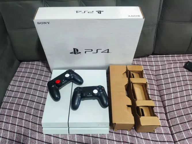 Ps4 desbloqueado. 2 controles.