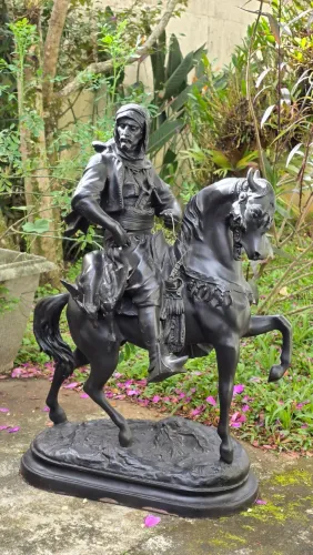 ESCULTURA BEDUÍNO ÁRABE - CAÇADOR A CAVALO | PÉTIT BRONZE