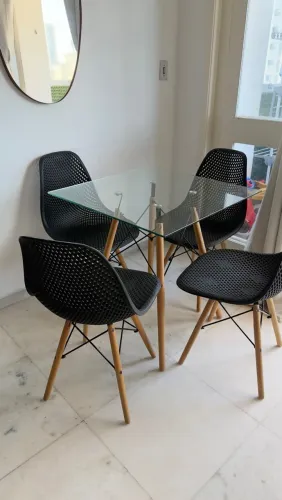 Mesa de vidro com cadeiras 
