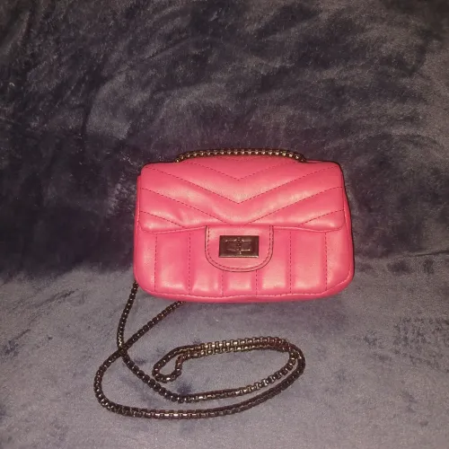 Bolsa rosa com alça ajustável