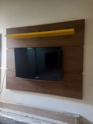 Vendo rack para televisão  de madeira.,1,40m.