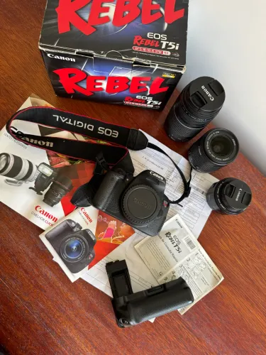 Canon T5i + 3 Lentes 18-55mm STM, 50mm 1.8 e 75-300mm + Grip
