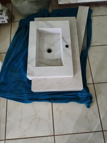 Pia de porcelanato com rodamão. 80x50