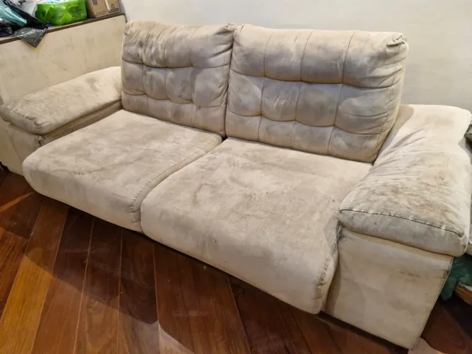Estou doando sofá de dois lugares que vira cama de casal